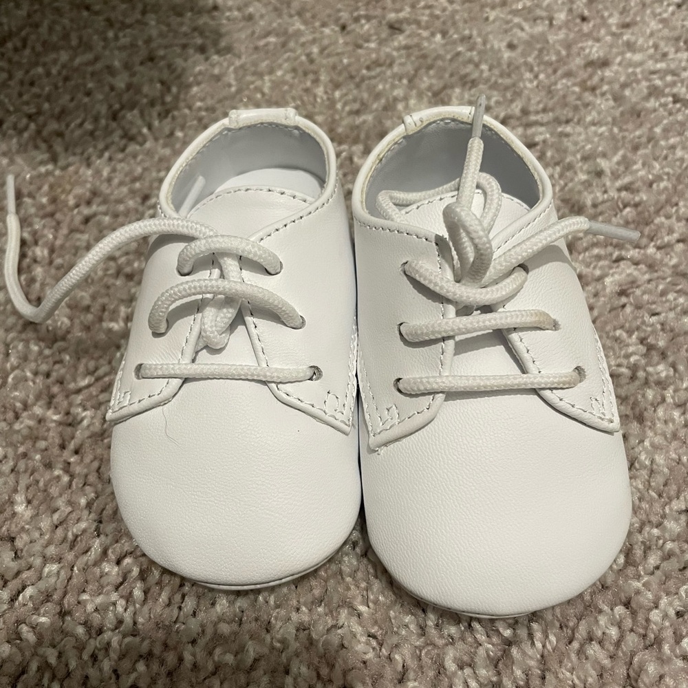 Baby Deer Trim foot white crib shoes for infants. Size 2 infant.
